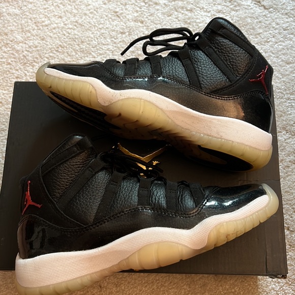 Gently used Jordan Retro 11 72-10 - size 4Y/woman5.5 - Picture 2 of 6